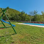 Luxurious Home In Knin With Private Swimming Pool, Can Be Inside Or Outside Casa de Férias Knin