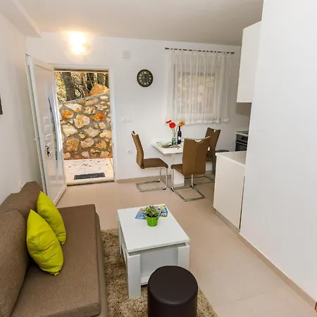 Gorgeous In Knin With Kitchen Vakantiehuis