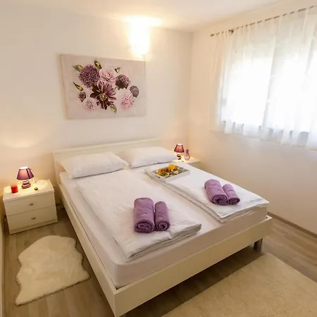 Gorgeous In Knin With Kitchen * Kovacic