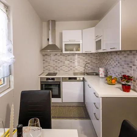 Gorgeous In Knin With Kitchen Дом отдыха