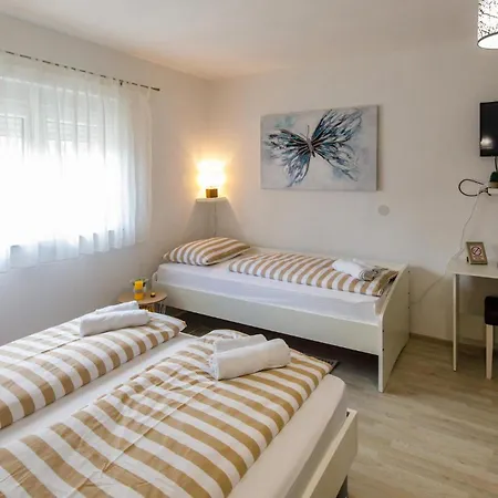 Luxurious Home In Knin With Private Swimming Pool, Can Be Inside Or Outside Casa de Férias