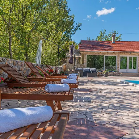 Casa de Férias Luxurious Home In Knin With Private Swimming Pool, Can Be Inside Or Outside Knin
