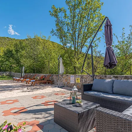 Gorgeous In Knin With Kitchen