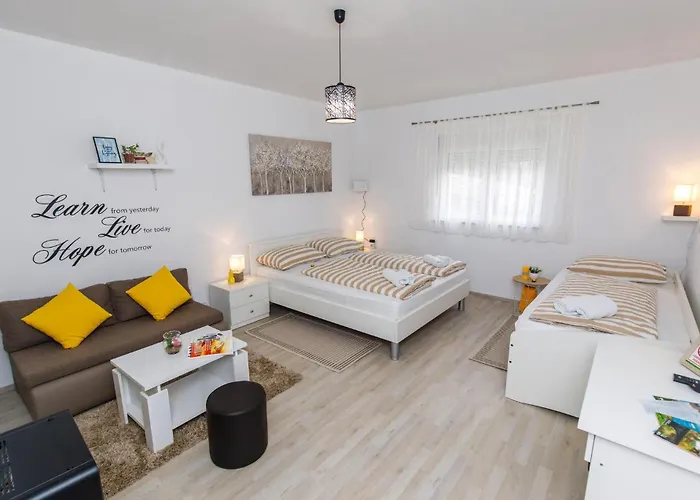 Gorgeous In Knin With Kitchen קנין