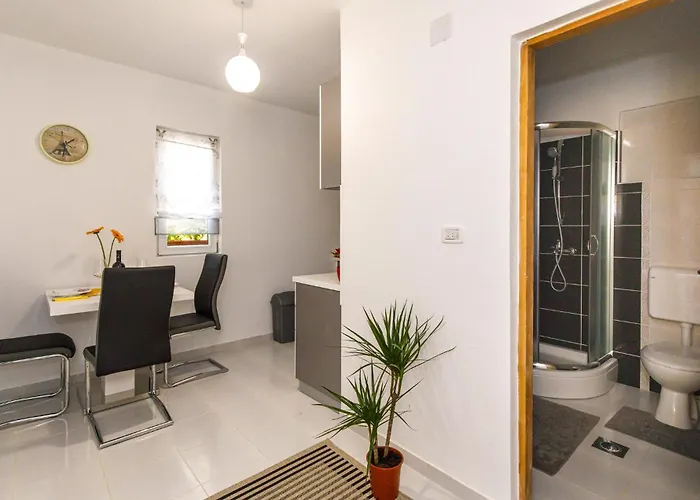 Gorgeous In Knin With Kitchen בית נופש *