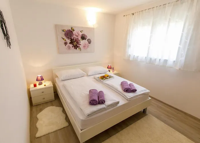 Gorgeous In Knin With Kitchen * קנין