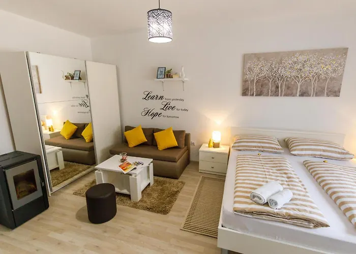 Gorgeous In Knin With Kitchen בית נופש *