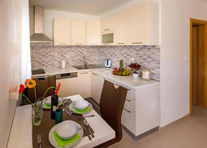 בית נופש Gorgeous In Knin With Kitchen