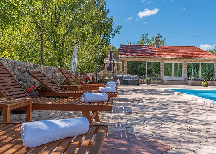 בית נופש Gorgeous In Knin With Kitchen קנין