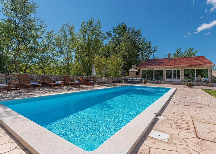 Gorgeous In Knin With Kitchen קנין