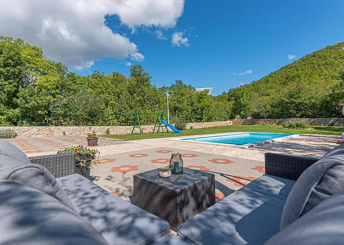 Gorgeous In Knin With Kitchen * קנין