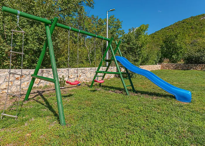 Gorgeous In Knin With Kitchen קנין