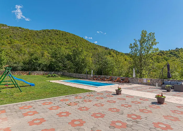 Gorgeous In Knin With Kitchen * קנין