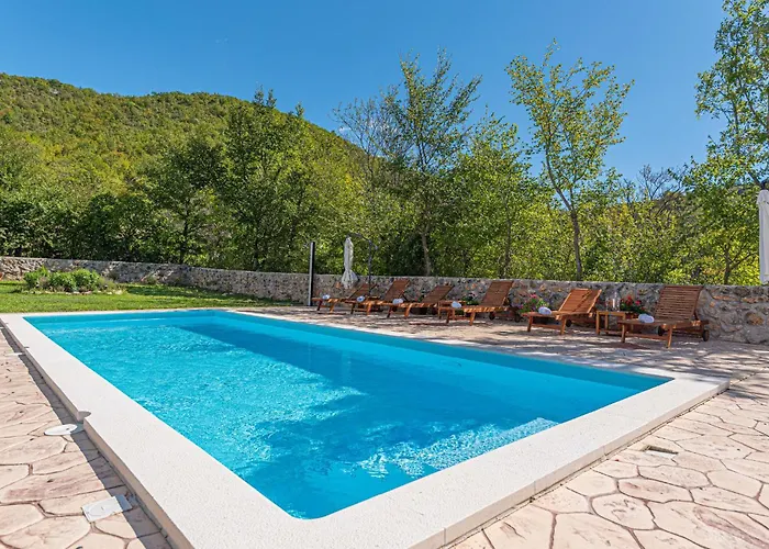 Gorgeous In Knin With Kitchen בית נופש *