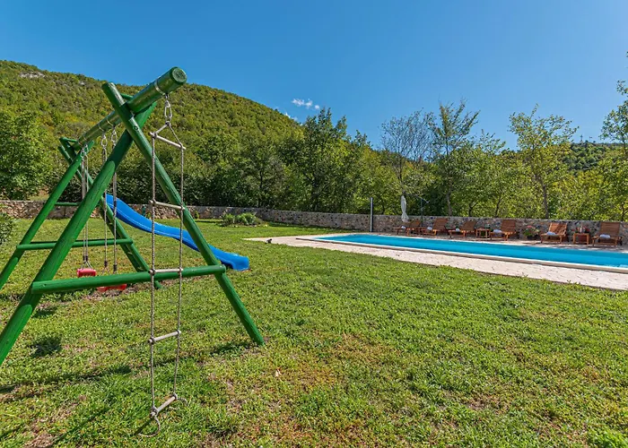 Gorgeous In Knin With Kitchen בית נופש קנין